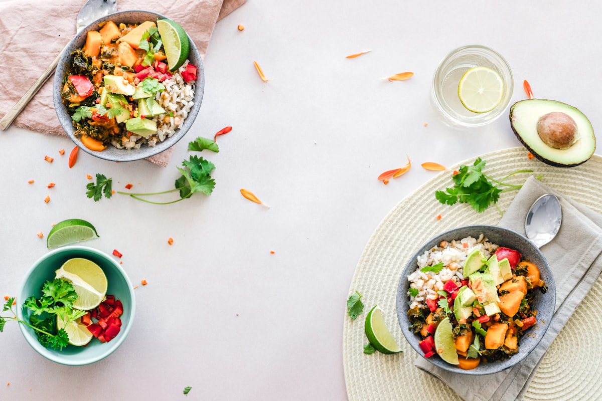 Salată colorată cu legume și proteină